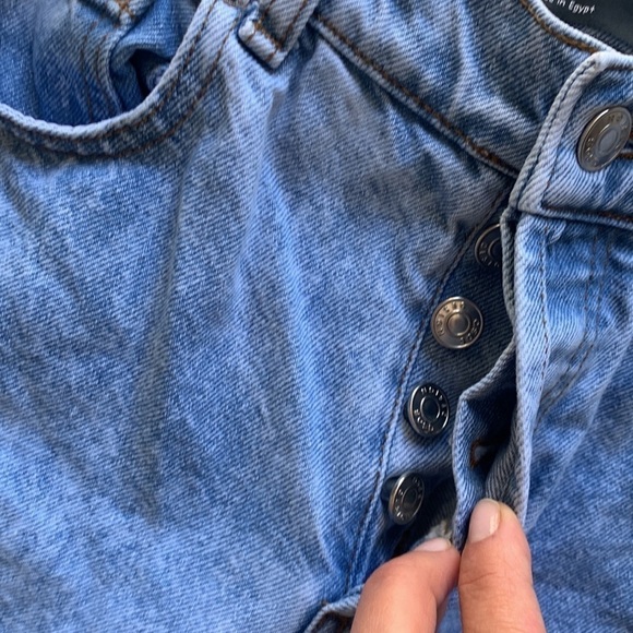 ASOS High Rise ‘Mom’ Raw Hem Ankle Jean Size 26‎ buttons fly light wash - Picture 4 of 13